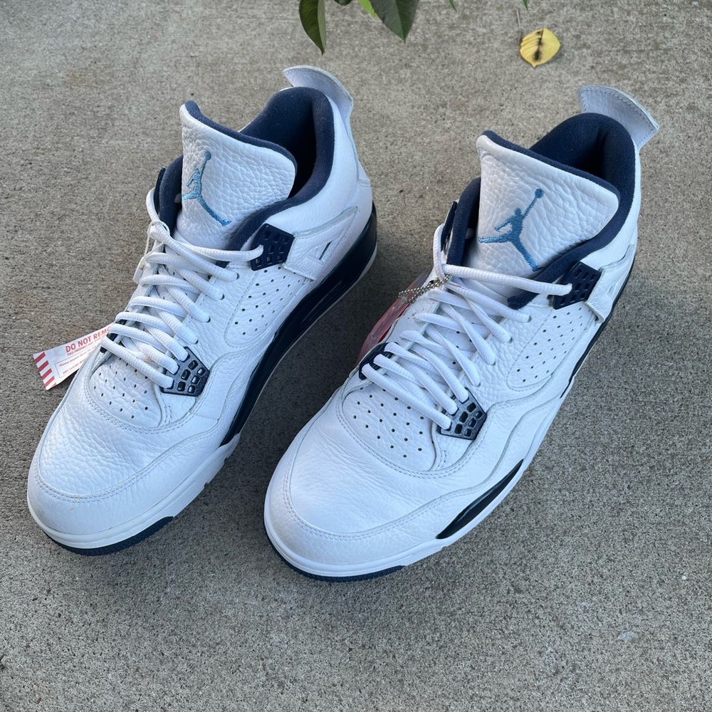 Jordan 4 “legend blue” Shoes | Kept in box, authenticity tags, white and blue